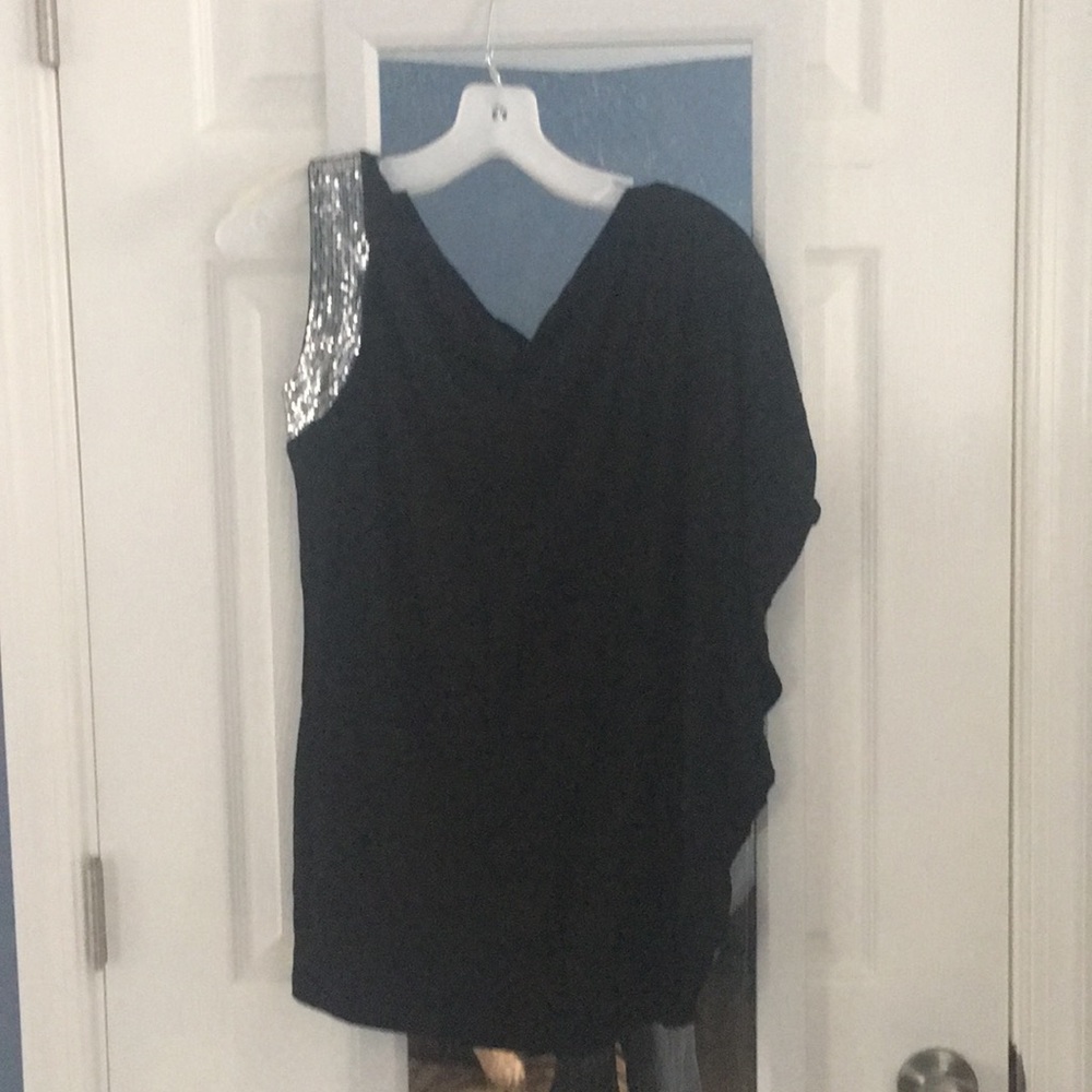 Black shirt(flows)